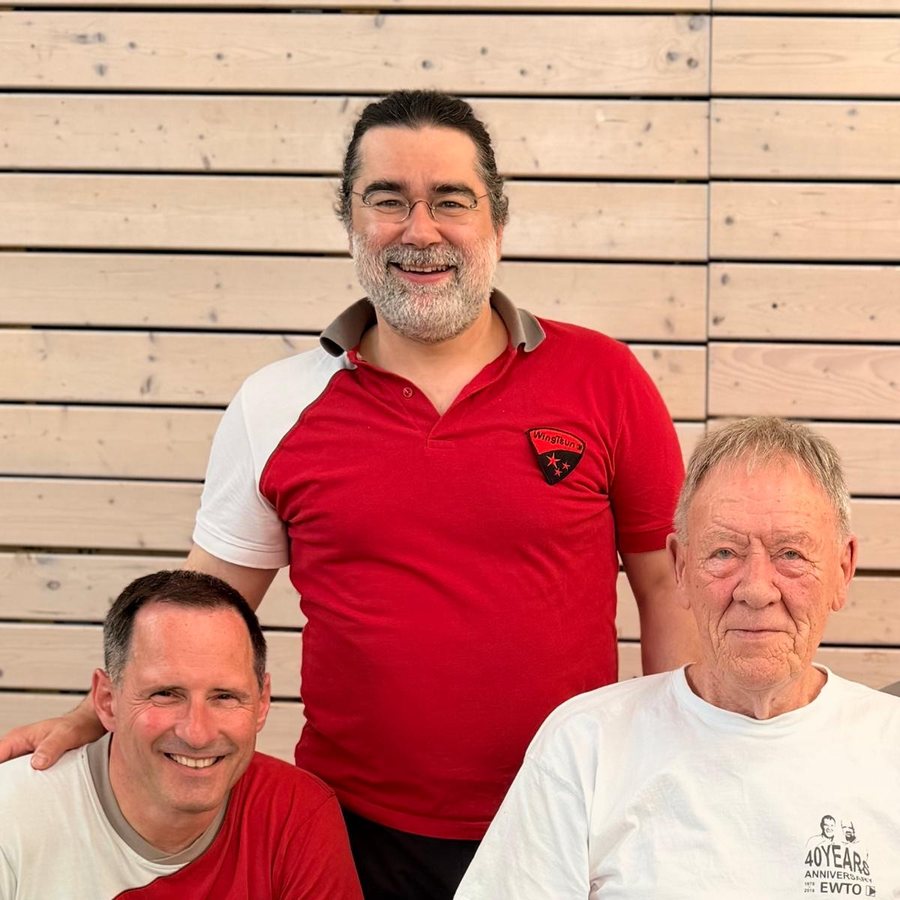 EWTO-Lehrgang: Stefan Fiege mit Großmeistern in der Halle