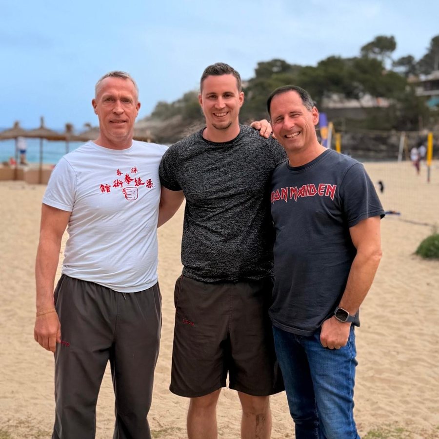 WingTsun Sommercamp auf Mallorca: Gruppenfoto am Strand